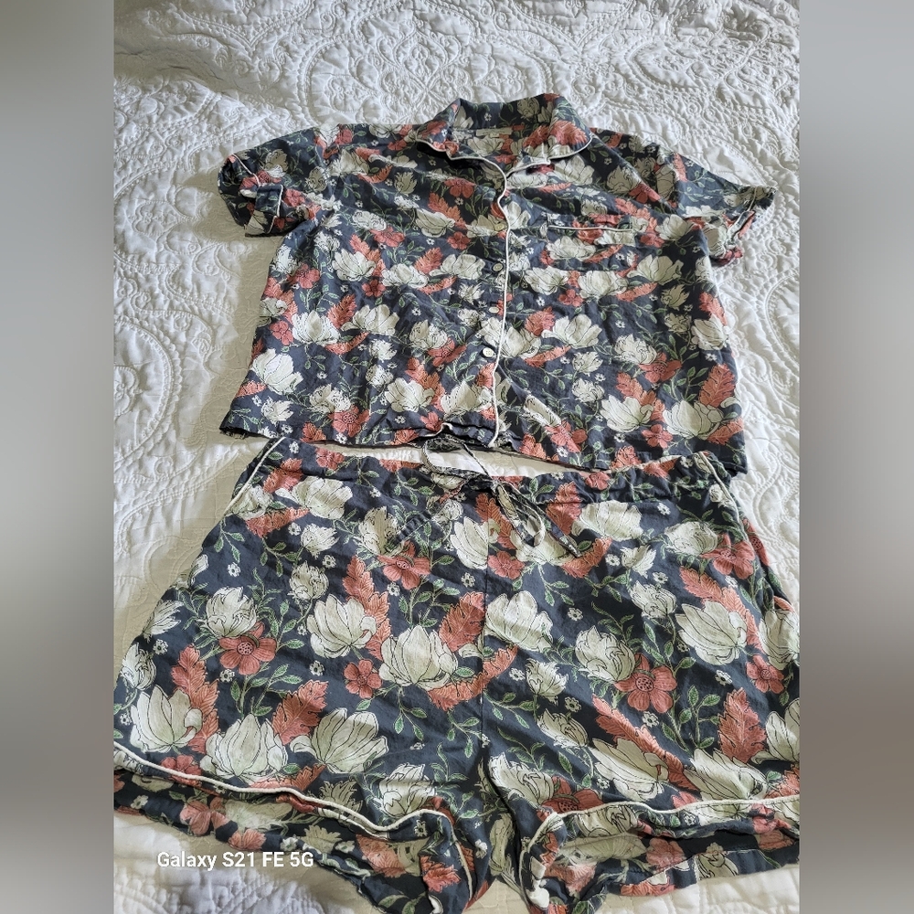 Crafted By Mahogony Floral Pajama 2pc Set Shorts Medium Cozy Comfy